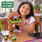 Niña con la casita que construyó
